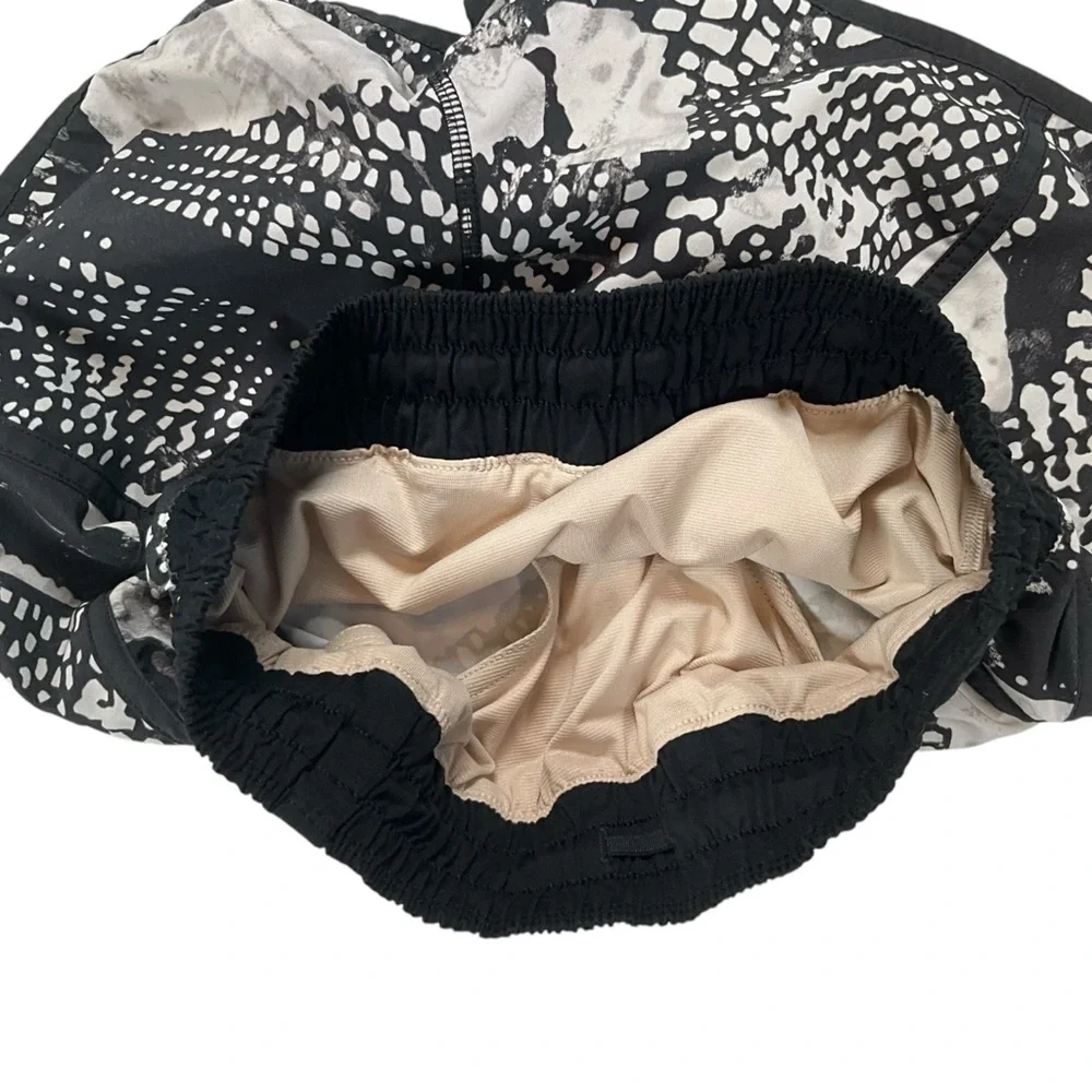 Lululemon Tracker Short III 4-way Stretch Static Mist White Black / Black Size 6
